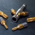 Hvordan undgår jeg at skrue skævt med min stjerneskruetrækker?