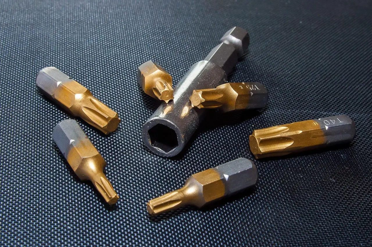 Hvordan undgår jeg at skrue skævt med min stjerneskruetrækker?